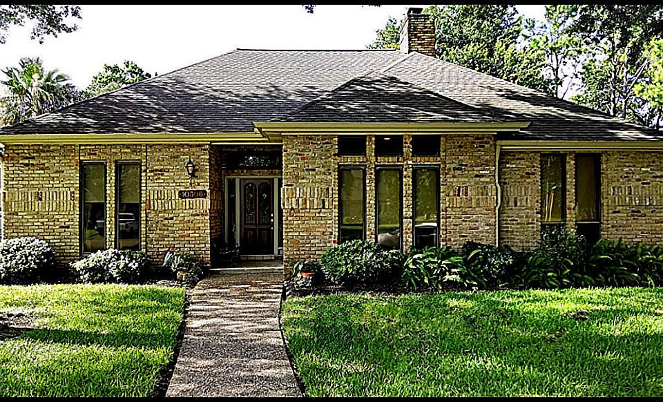 This spacious one story home in Winchester Country Trails could be the home of your dreams!