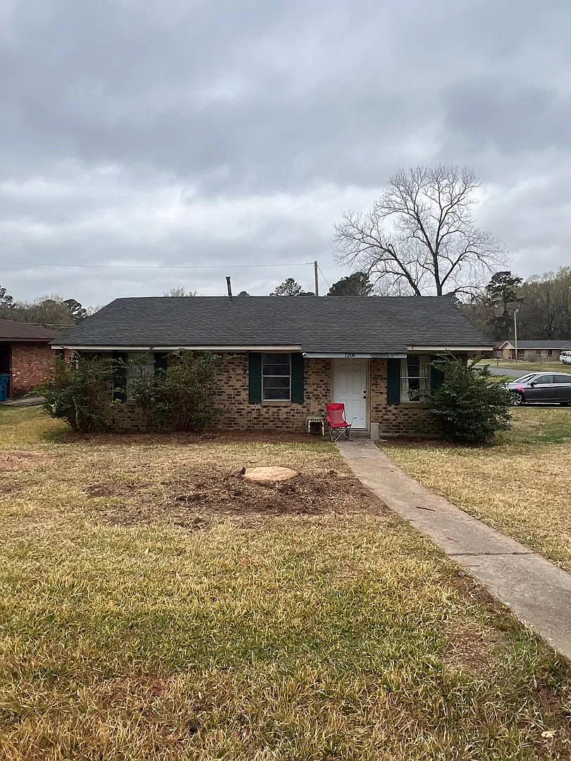 1208 N. Pines — Photo 1