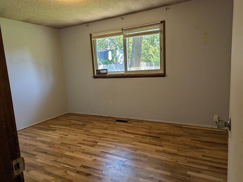1st image of 15009 10th Ave E