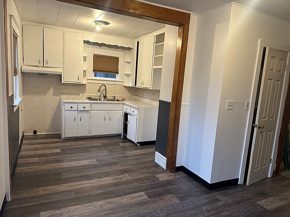 4th image of 2471 Willow Ave