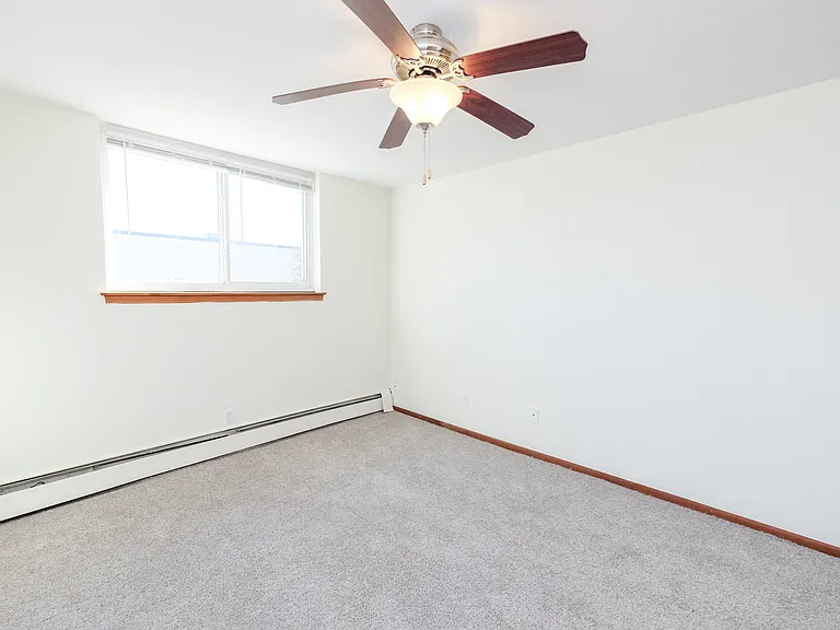 Queen Terrace Apartments — Photo 23