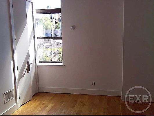 4th image of 947 Willoughby Ave #112