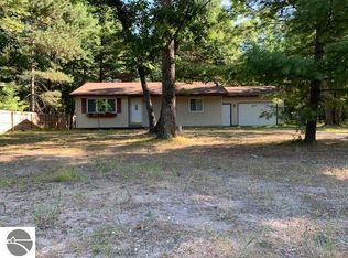 6902 Aarwood Rd NW, Rapid City, MI 49676