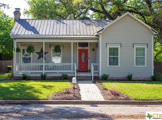 906 Saint Matthew St, Gonzales, TX 78629