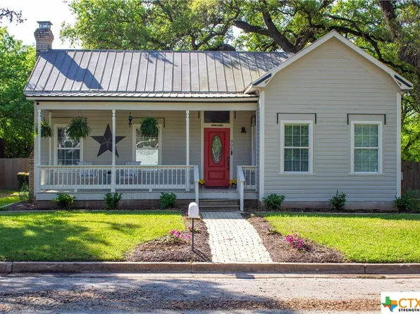 906 Saint Matthew St, Gonzales, TX 78629