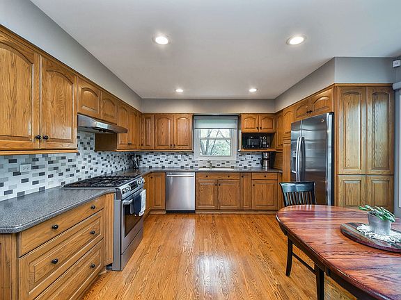 3rd image of 46 Sussex Ct