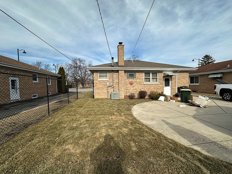 2nd image of 6947 W Howard St