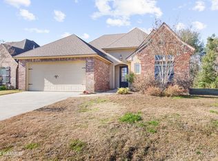 110 Meadowbrook Dr, Broussard, LA 70518