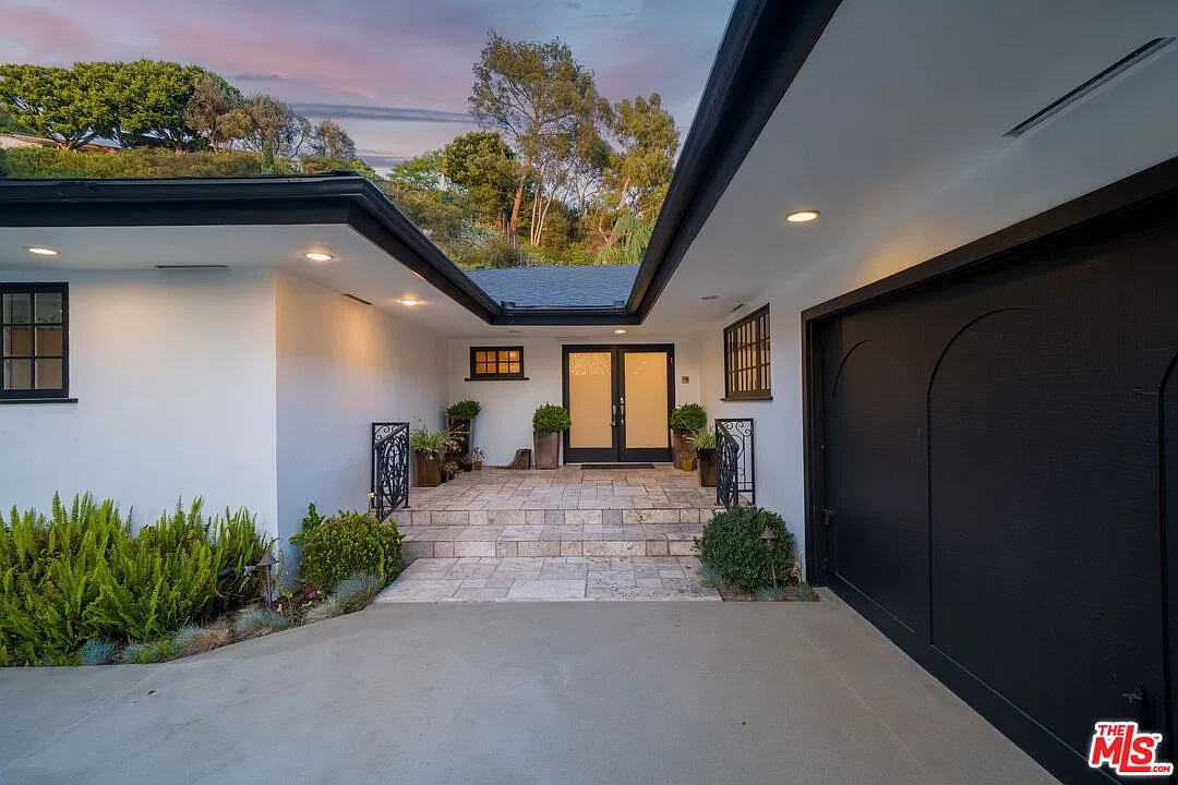 6 bed, 7.0 bath, 5000 sqft, $29,000 — Photo 3