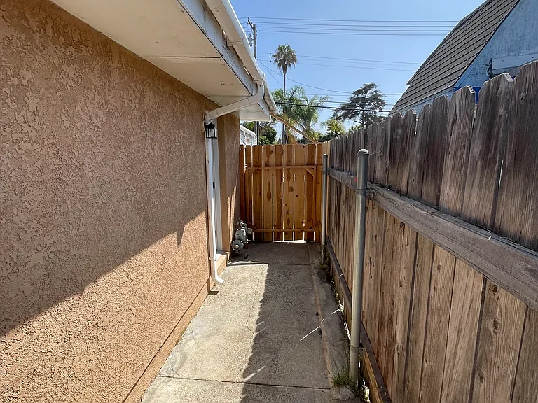 Monserate Ave — Photo 7