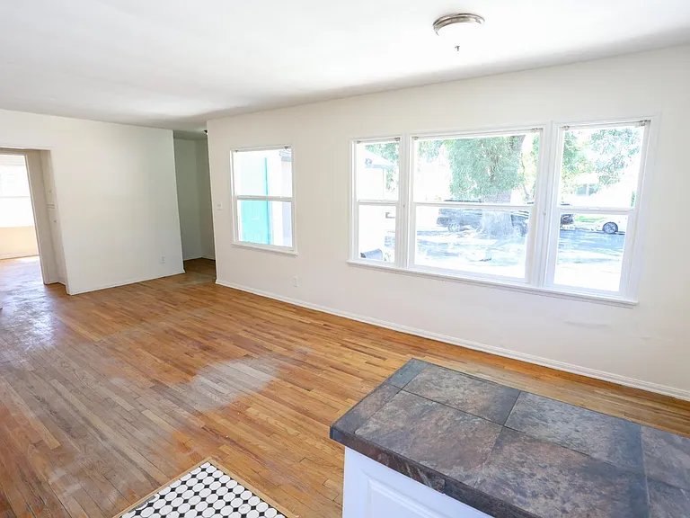 19422 Archwood St — Photo 36
