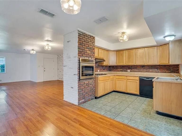 1424 Carrollton Ave — Photo 4