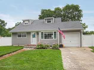 285 Terry Blvd, Holbrook, NY 11741