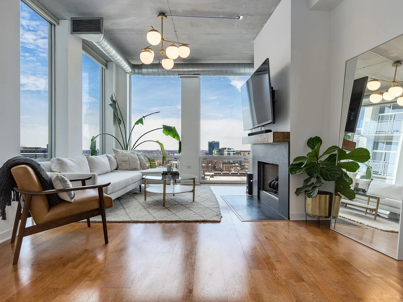 720 N Larrabee St — Photo 1