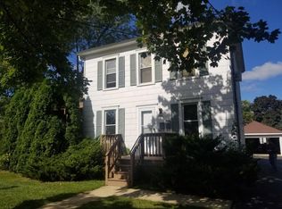 122 McHenry Ave, Crystal Lake, IL 60014