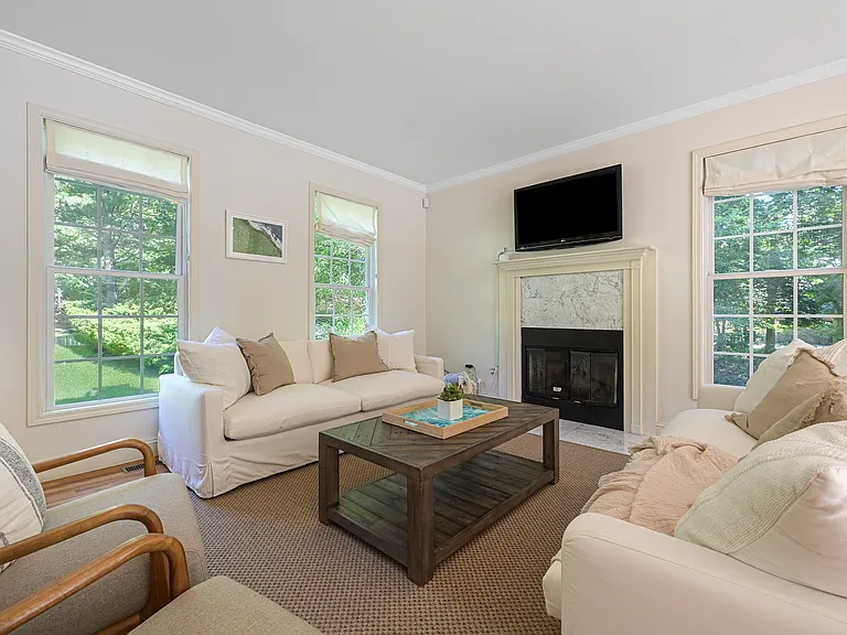 White Oak Ln — Photo 3