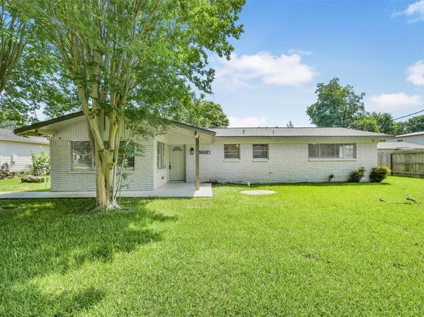 4725 9th St #A, Bacliff, TX 77518