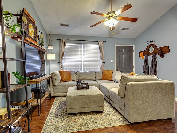 5th image of 428 Dogwood Glen Ln