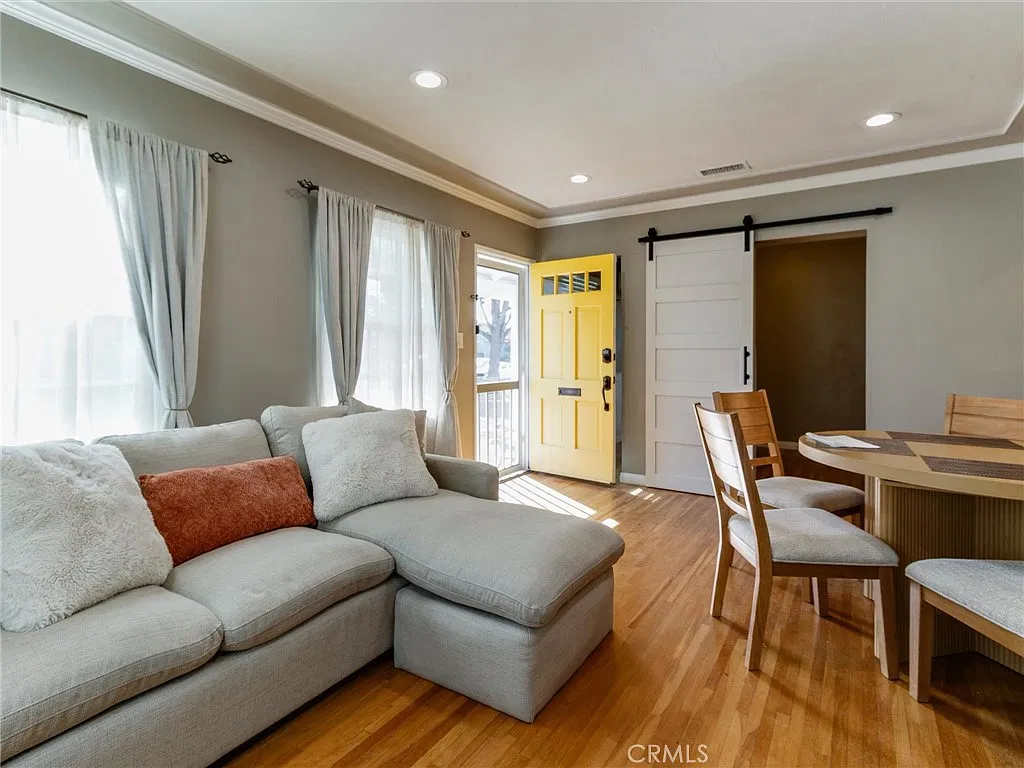 3 bed, 844 sqft, $3,995 — Photo 4