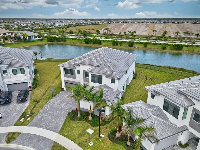 12865 Wingspan Ct — Photo 52