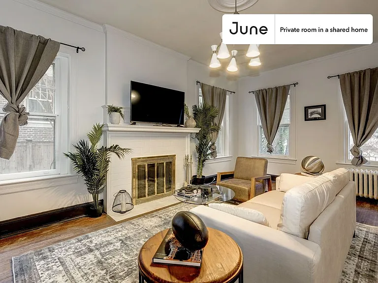 2270 Cathedral Ave NW #1A — Photo 3