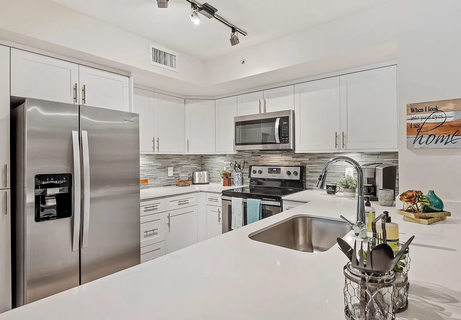 Crescent House Apartments — Photo 3