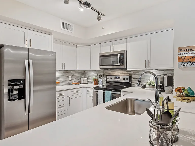 Crescent House Apartments — Photo 3