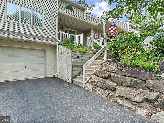 3rd image of 70 Yellowwood Dr