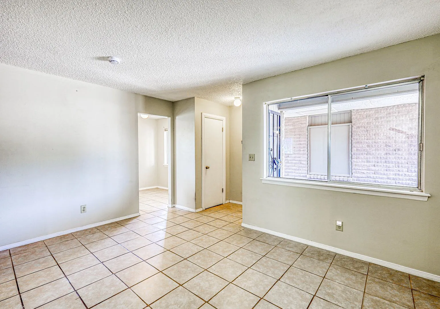 Beautiful 2 Bed - 1 Baths Apartment Part Of A Triplex — Photo 4