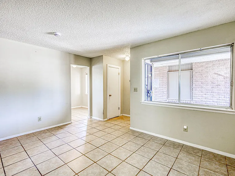 4555 Sun Valley Dr — Photo 3