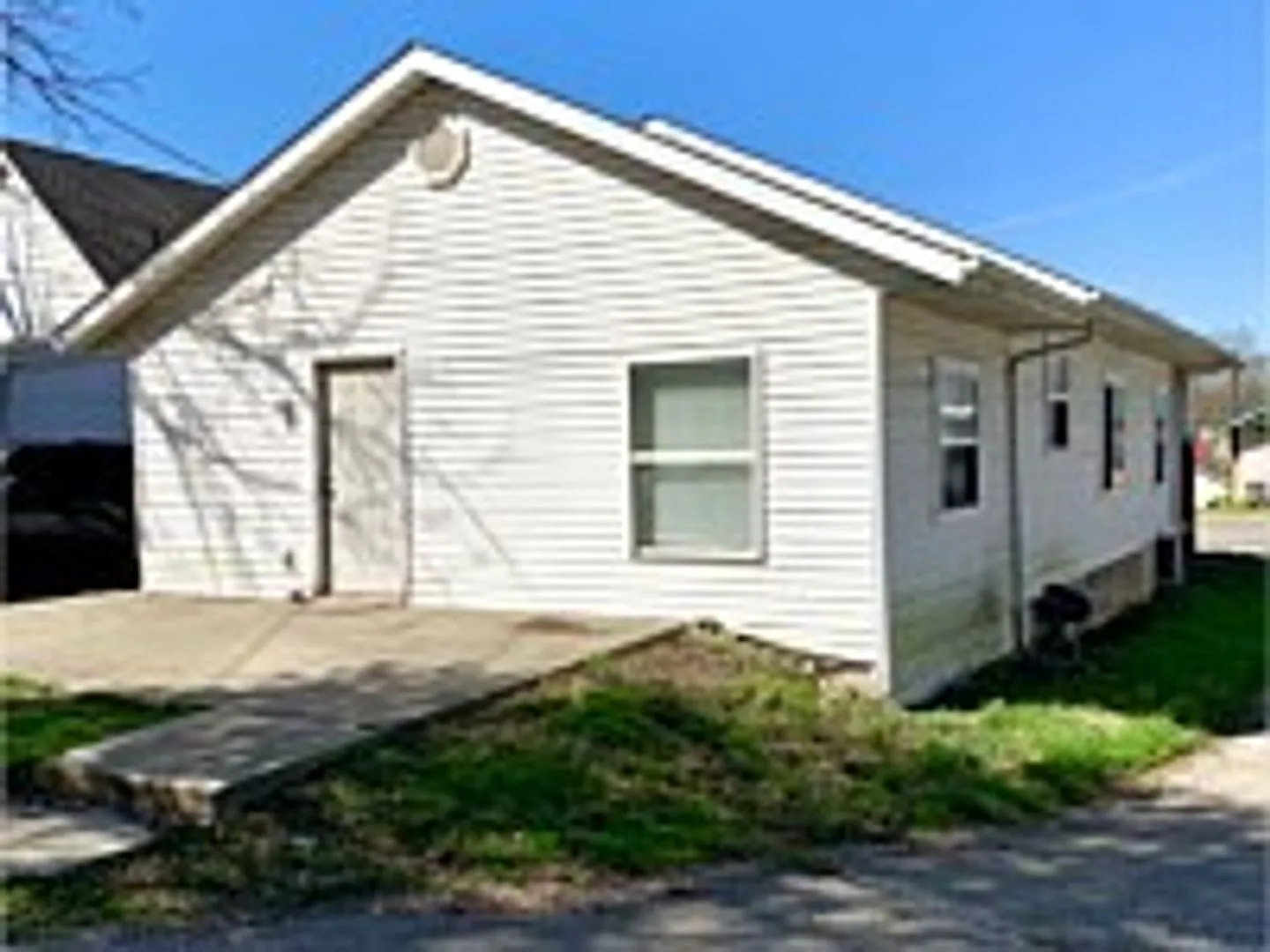 3 BD home south of downtown — Photo 2