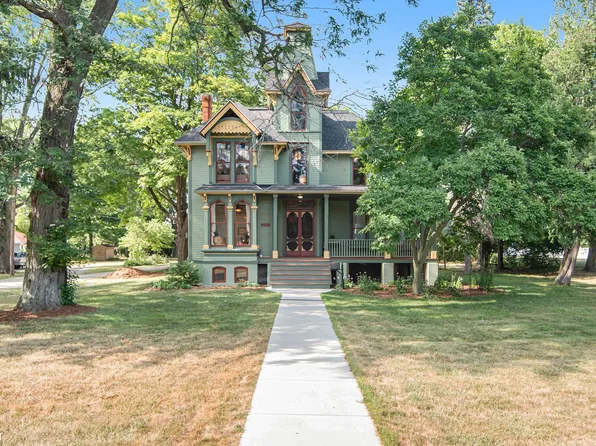 308 W Shiawassee Ave, Fenton, MI 48430