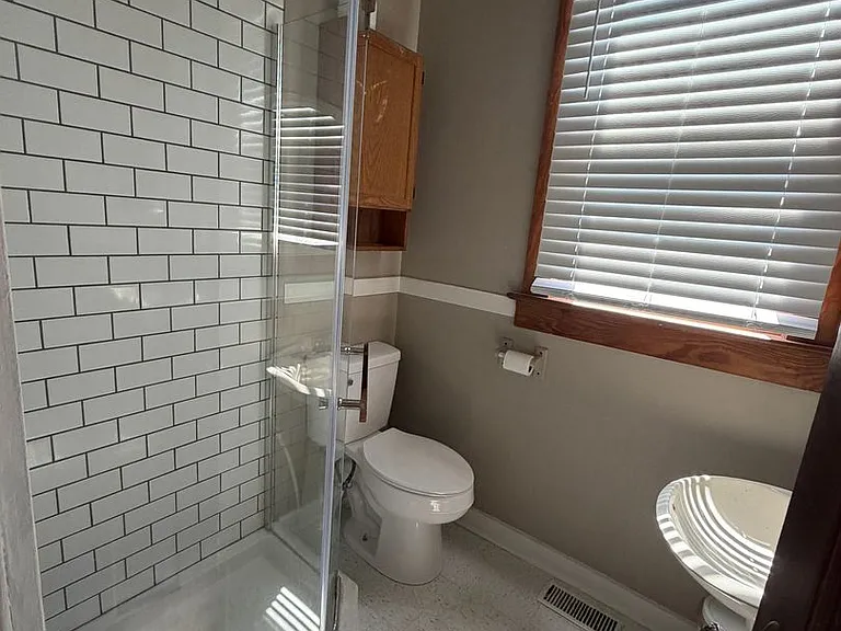 1125 W Jefferson Blvd — Photo 4