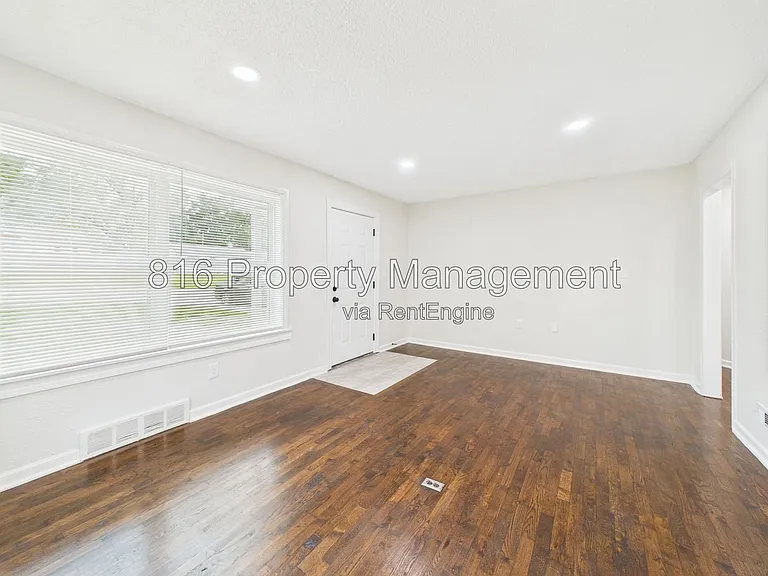 8404 E 47th Ter — Photo 5