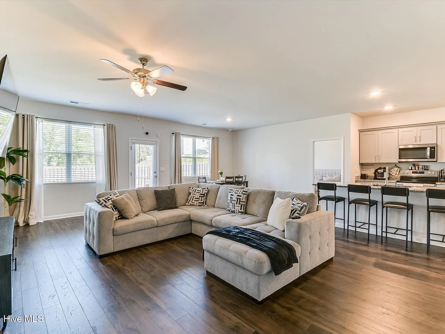 3 bed, 1.0 bath, 1714 sqft, $2,300 — Photo 4