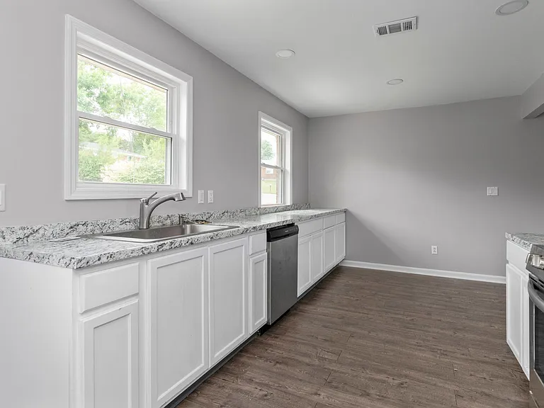 1520 Thames Dr — Photo 8