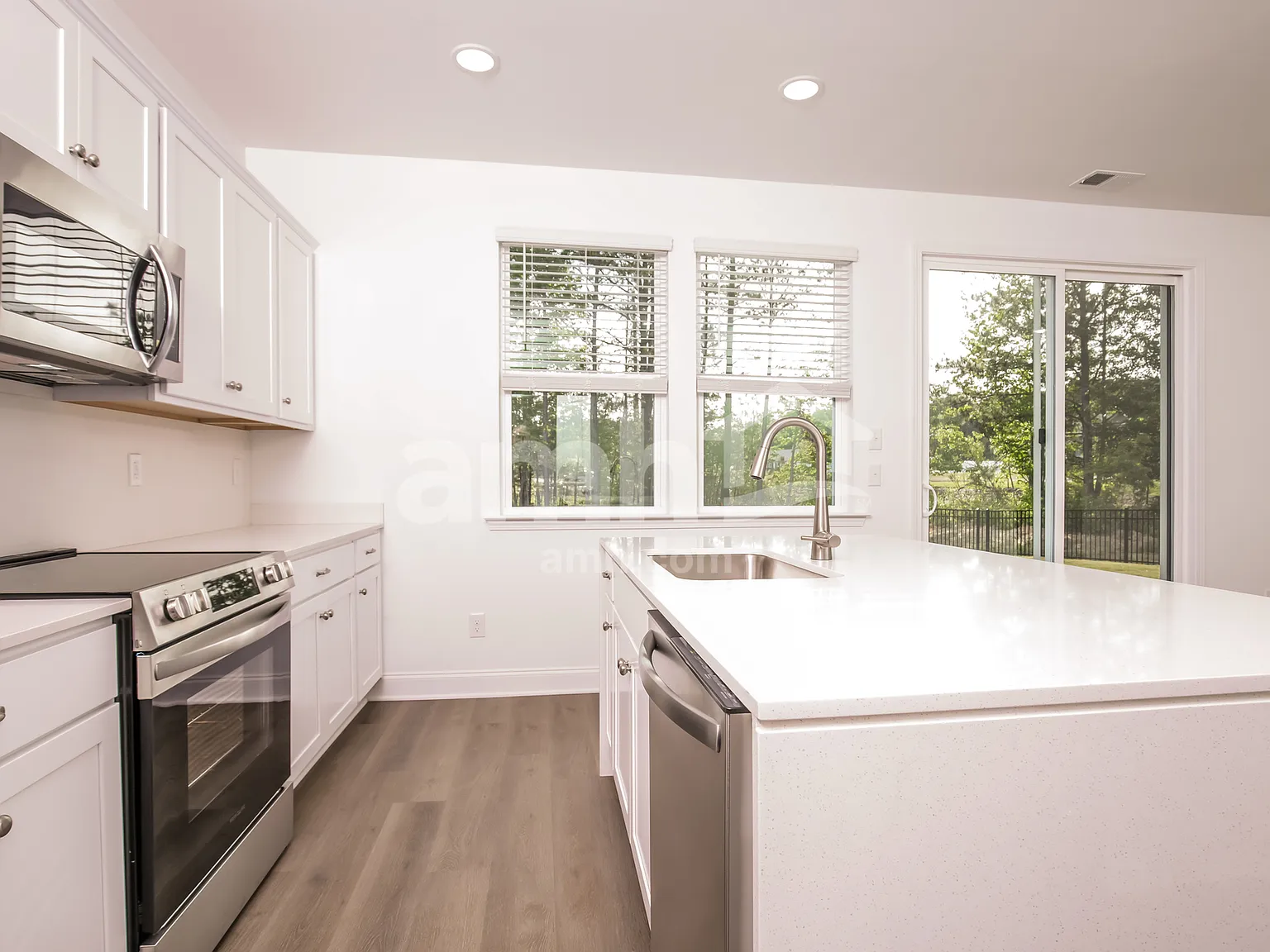 4 bed, 2.5 bath, 1784 sqft, $2,570 — Photo 4