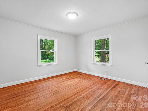 3rd image of 808 Lowery St