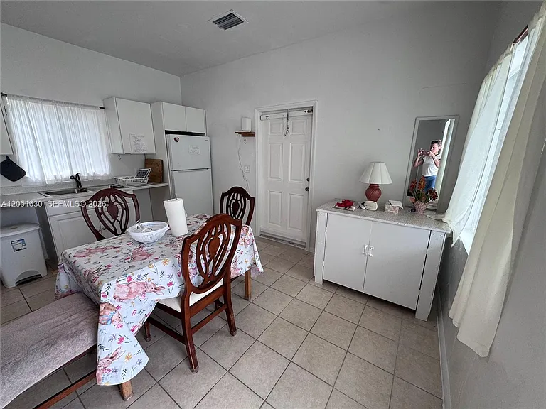 1239 N Victoria Park Rd #COTTAGE — Photo 5