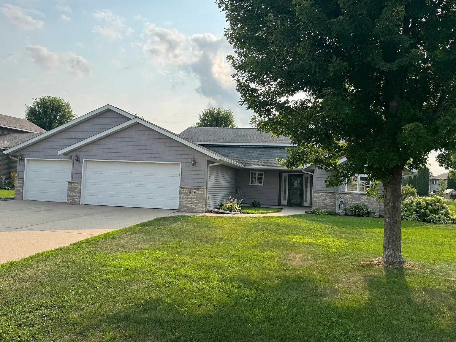 4 bed, 2.5 bath, 2308 sqft, $2,900 — Photo 1