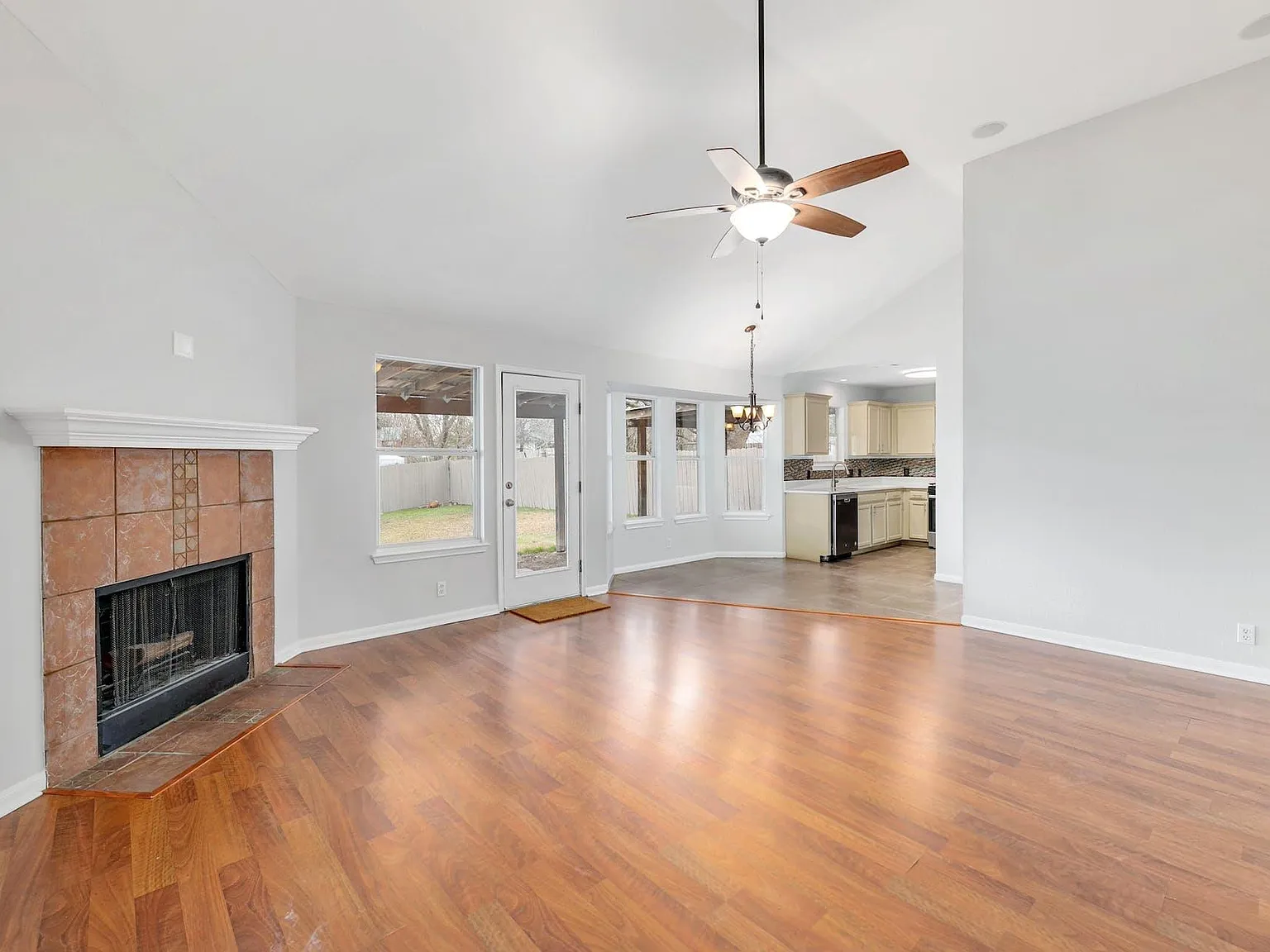 4 bed, 2.0 bath, 1355 sqft, $1,895 — Photo 4
