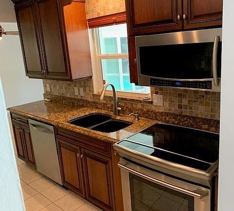 4th image of 1113 N Town And River Dr