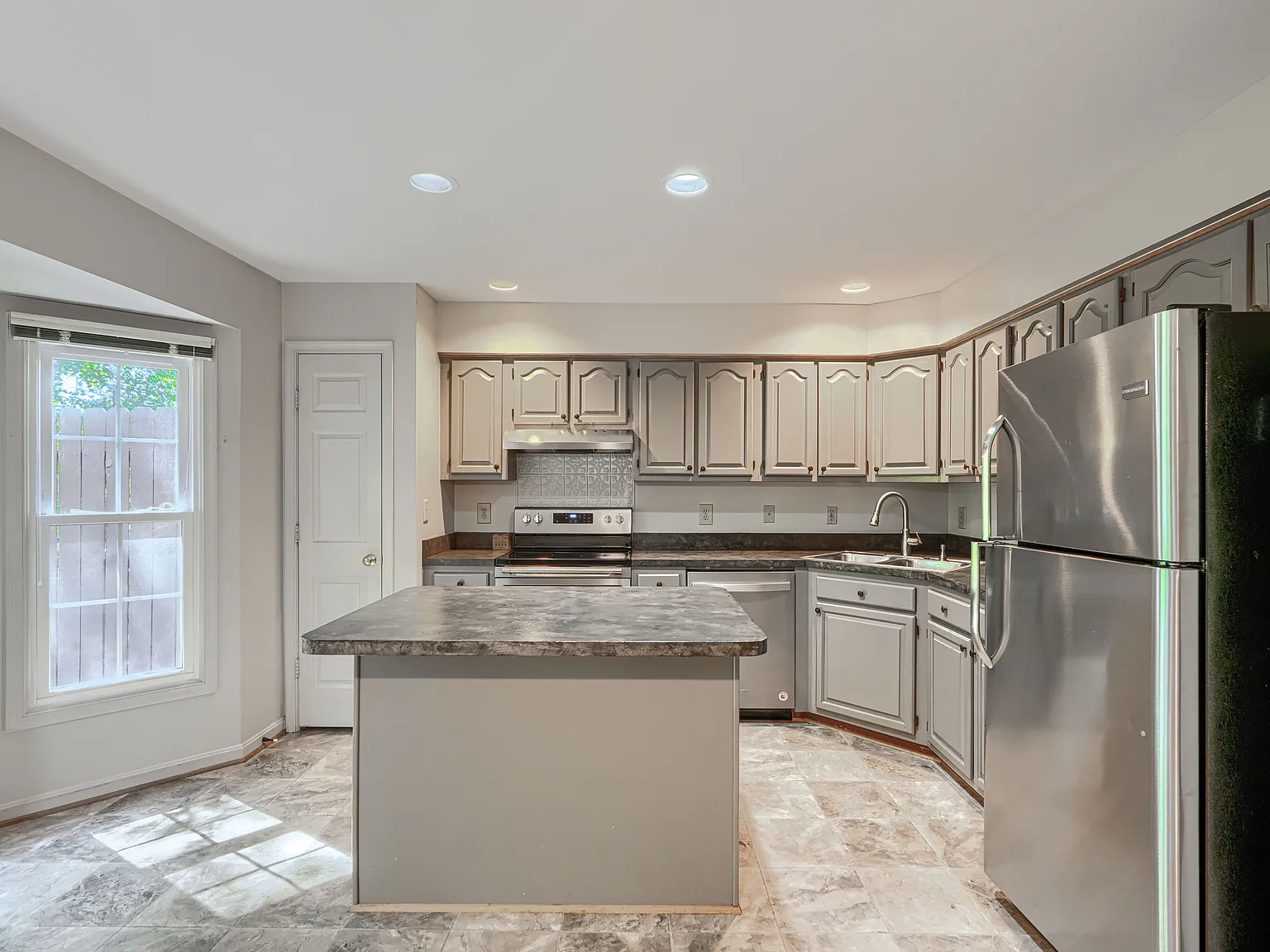 6635 Commodore Ct — Photo 4