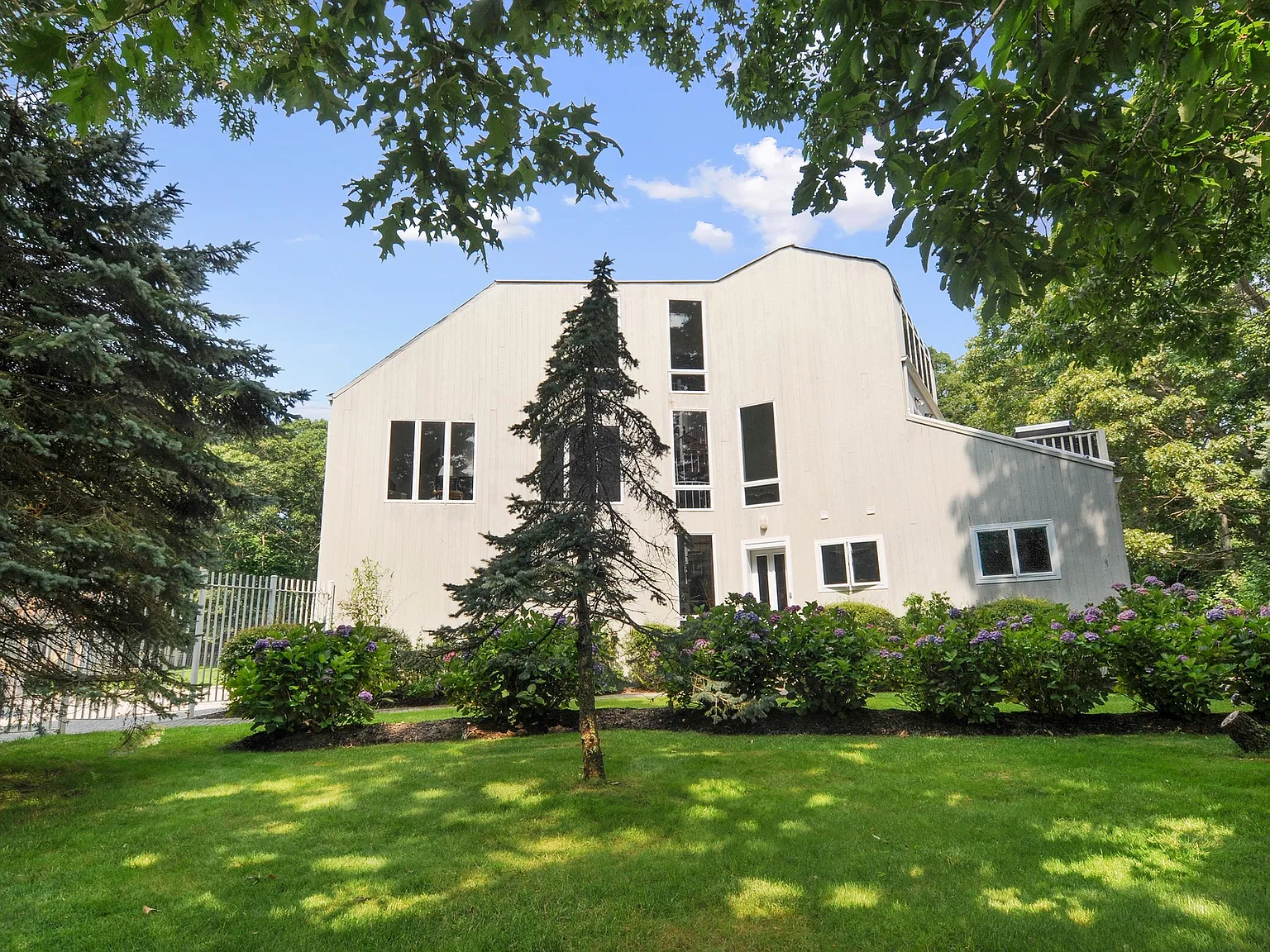 Contemporary Rental Close to Private Bay — Photo 2