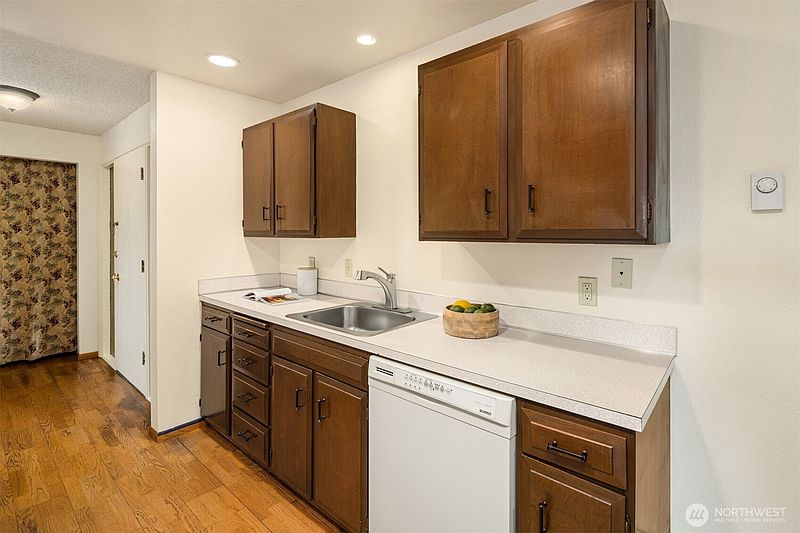 4th image of 7064 35th Avenue NE #22