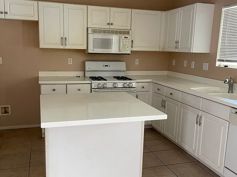13033 Camden Ln — Photo 11