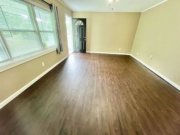 4th image of 4415 Oak St #B