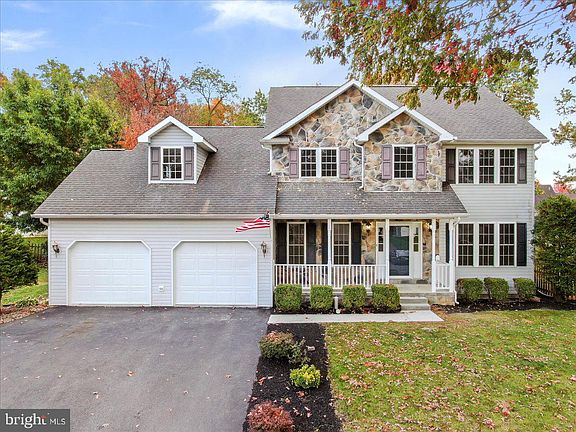 2nd image of 423 Bradley Ln