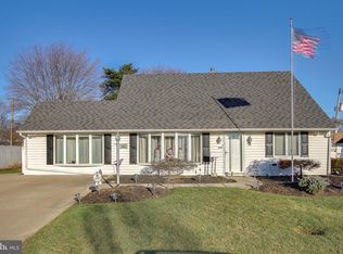 48 Hemlock Rd, Levittown, PA 19056