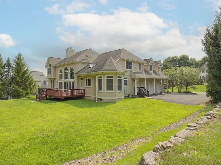 23 Sandyfields Ln — Photo 2